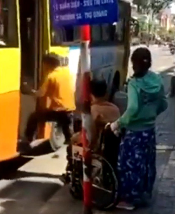 Hình ảnh phụ xe bỏ mặc người khuyết tật không chở đã khiến cộng đồng vô cùng bức xúc - Ảnh: Cắt từ clip