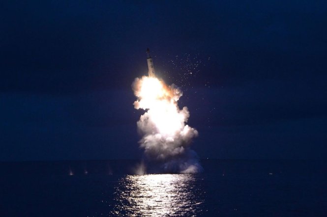 Tên lửa đạn đạo phóng từ tàu ngầm của Bình Nhưỡng - Ảnh: AFP
