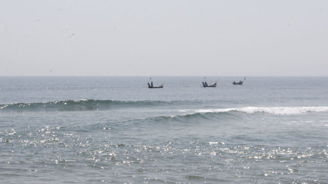 Dân vùng biển Đức Minh dùng ghe máy đi đánh bắt cá trích ở vùng biển gần bờ - Ảnh: Võ Quý Cầu