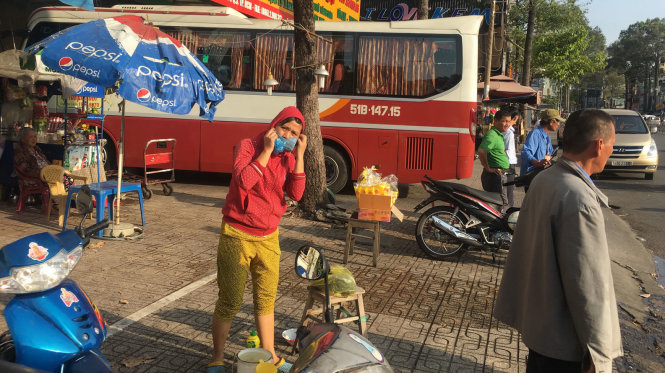 Xe trung chuyển khách của nhà xe Thành Bưởi đậu chiếm hết vỉa hè đường Lê Hồng Phong (Q.5, TP.HCM) chiều 9-3 - Ảnh: Quang Định