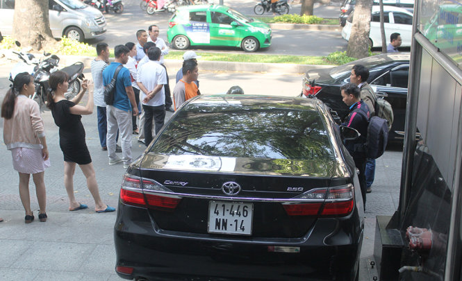 Xe ôtô biển số của công ty nước ngoài đậu trên vìa hè đường Tôn Đức Thắng bị lập biên bản xử phạt - Ảnh: LÊ PHAN