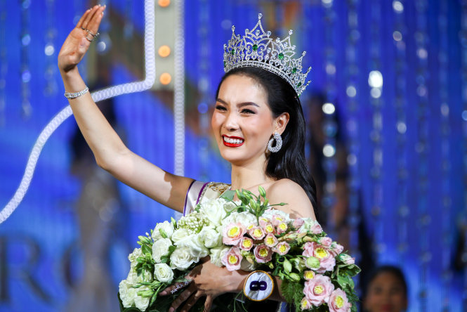 Cô Jiratchaya Sirimongkolnawin giành vương miện hoa hậu trong cuộc thi hoa hậu chuyển giới Miss International Queen 2016 - Ảnh: Reuters