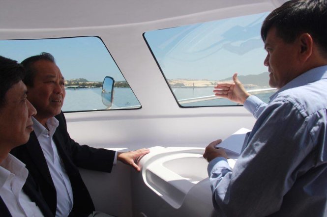 Phó Thủ tướng Trương Hòa Bình và ông Lê Đức Vinh- chủ tịch UBND tỉnh Khánh Hòa đi thị sát vịnh Vân Phong bằng tàu- Ảnh Trung Tân
