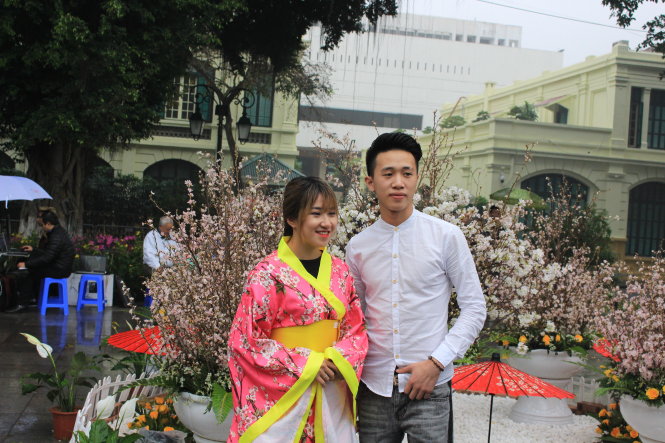 Nhiều bạn trẻ lựa chọn trang phục Nhật Bản để chụp ảnh với hoa anh đào - Ảnh: Hà Thanh