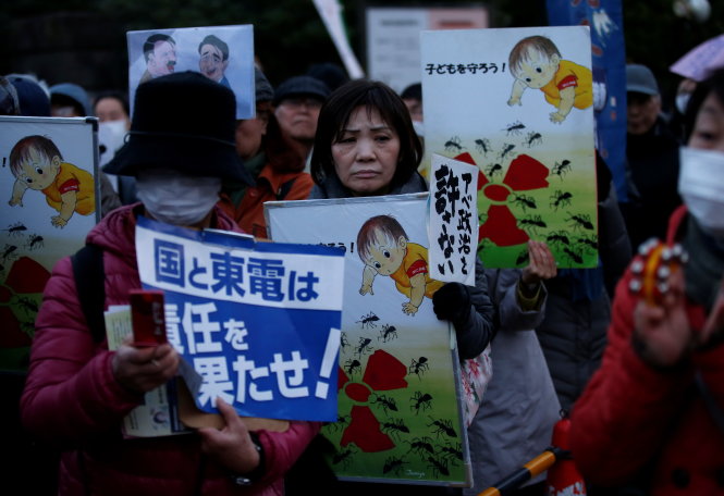 Người dân Nhật tuần hành chống sử dụng hạt nhân trước tòa nhà Quốc hội Nhật ở Tokyo ngày 11-3-2017 - Ảnh: Reuters