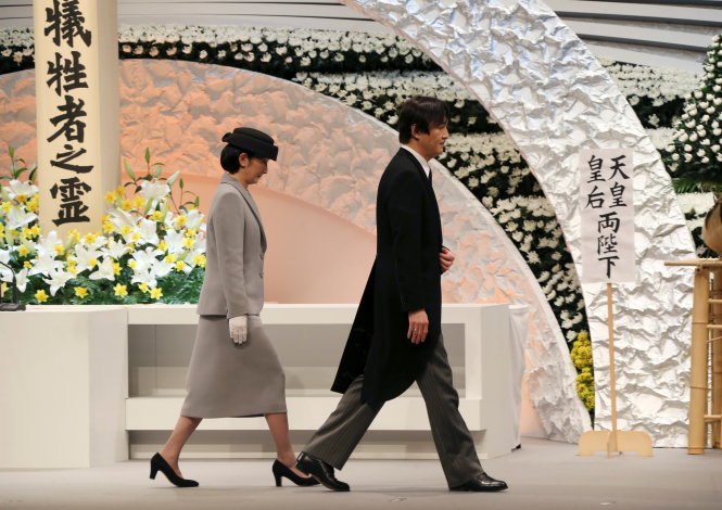 Hoàng tử Akishino và công chúa Kiko có mặt tại lễ tưởng niệm tổ chức tại Tokyo ngày 11-3-2017. Hoàng tử đã có bài diễn văn trong buổi lễ này - Ảnh: Reuters