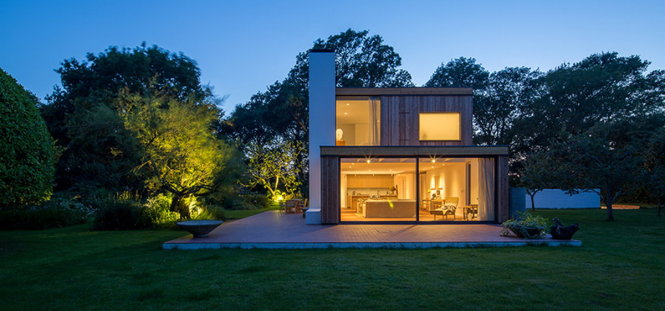 Vẻ đẹp yên bình của ngôi nhà vào buổi tối - Ảnh: designboom
