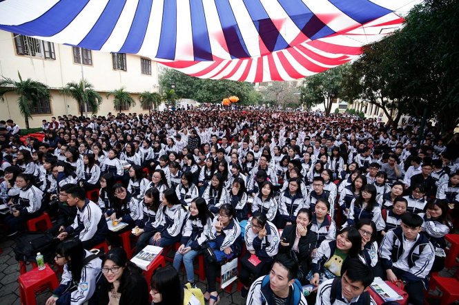 Hàng ngạn học sinh ở Nghệ An chăm chú theo dõi những chia sẻ của các chuyên gia và thầy cô trong ban tư vấn - Ảnh: Nam Trần