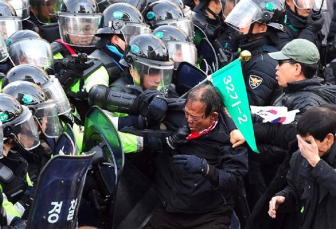Người biểu tình ủng hộ tổng thống bị phế truất Park Geun Hye đụng độ với cảnh sát - Ảnh: AFP
