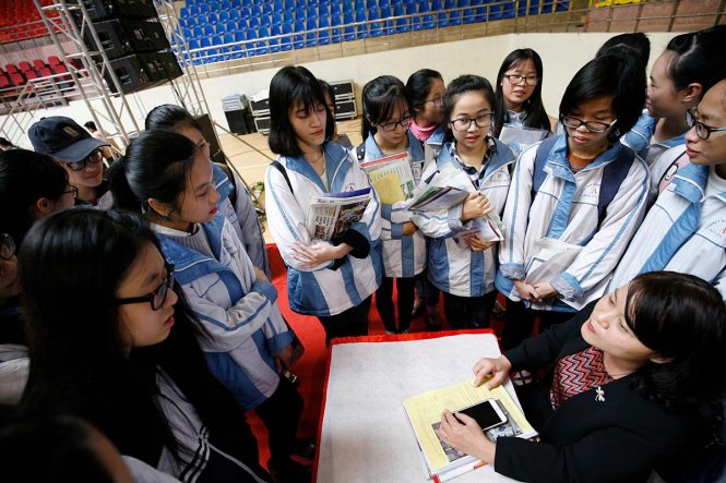 Nhiều học sinh quan tâm tới nhóm ngành kinh tế, tài chính đã được các thầy cô tư vấn chuyên sâu - Ảnh: Nam Trần