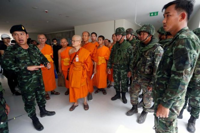 Cảnh sát làm việc với các nhà sư tại chùa Wat Dhammakaya ngày 10-3 - Ảnh: Reuters