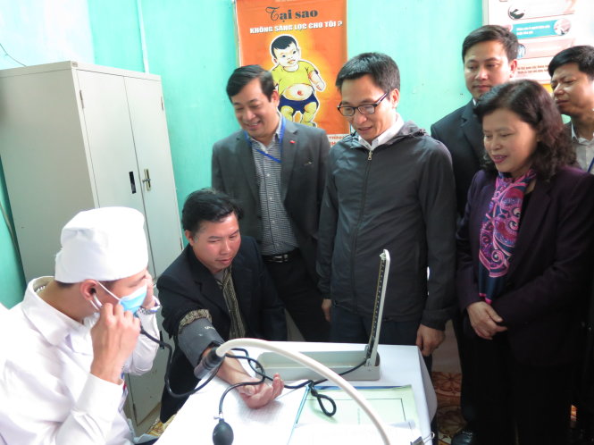 Phó thủ tướng Vũ Đức Đam kiểm tra việc khám chữa bệnh tại Trạm y tế xã Minh Đức, Việt Yên, Bắc Giang - Ảnh: Hoàng Bách