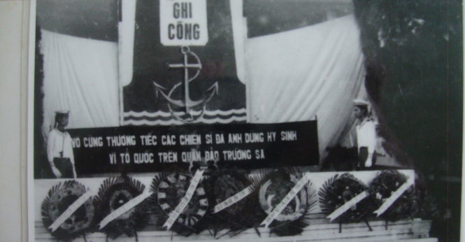 Lễ truy điệu các liệt sĩ hy sinh tại Trường Sa ngày 14-3-1988 tổ chức tại quân cảng Cam Ranh - Ảnh: My Lăng chụp lại tại Bảo tàng Hải quân