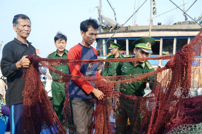 Lưới đánh cá trên tàu của ngư dân Việt Nam bị tàu hải cảnh Trung Quốc cắt nát tương vào một ngày đầu tháng 3-2016 - Ảnh: LÊ TRUNG
