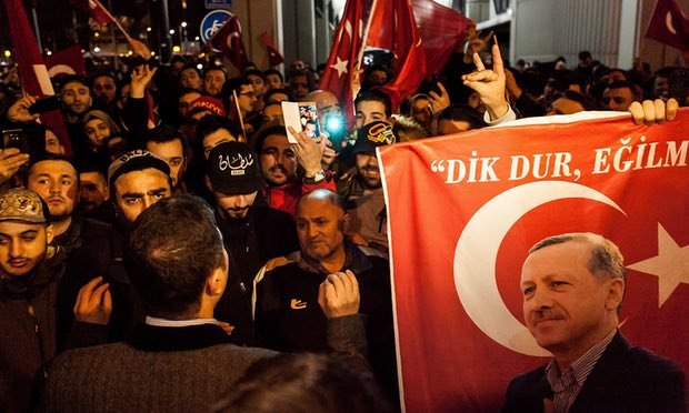 Người Thổ Nhĩ Kỳ biểu tình ở Rotterdam liên quan đến căng thẳng giữa hai nước - Ảnh: Guardian