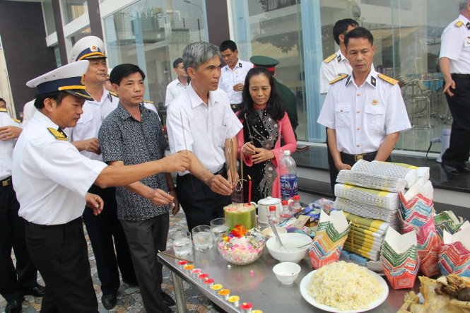 Những cựu quân nhân có đồng đội hi sinh trong trận Gạc Ma thắp hương tưởng nhớ các Anh hùng Liệt sĩ - Ảnh: TRƯỜNG TRUNG