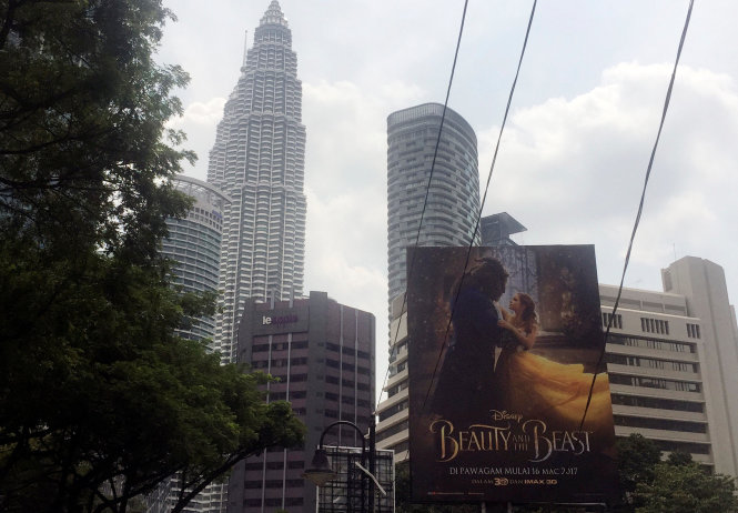 Một poster quảng cáo phim Người đẹp và quái vật tại thủ đô Kuala Lumpur của Malaysia - Ảnh: Reuters