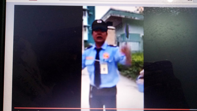 Nhân viên bảo vệ ngăn cản nhóm từ thiện phát cháo ở bệnh viện - Ảnh: Chụp lại từ clip trên trang Youtube