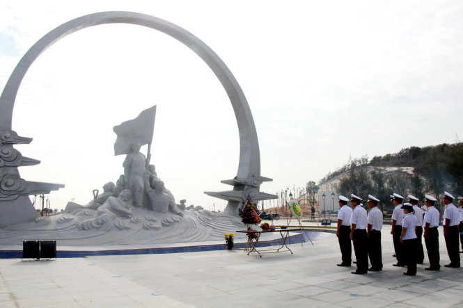Các cán bộ, chiến sĩ Lữ đoàn 162 Vùng 4 Hải quân (Cam Ranh, Khánh Hòa) đến dâng hương tại Tượng đại “những người nằm lại phía chân trời” - Ảnh: Trung Tân