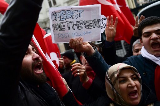 Người dân Thổ Nhĩ Kỳ biểu tình trước lãnh sự quán Hà Lan ở thành phố Istanbul, ngày 12-3 với biểu ngữ kết tội Hà Lan là phát xít - Ảnh: AFP