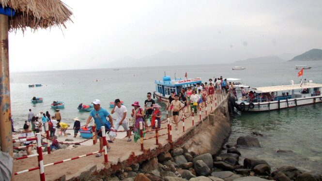 Rất nhiều du khách Trung Quốc đến khu bảo tồn biển tại đảo Hòn Mun trong vịnh Nha Trang - Ảnh: Phan Sông Ngân