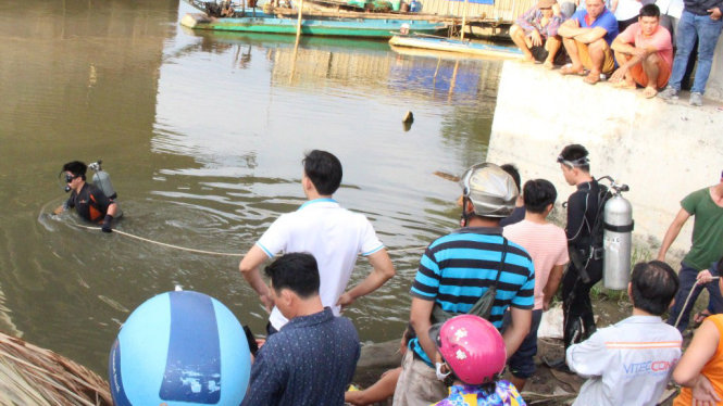 Hàng chục người nhái lặn dưới sông Sài Gòn cả ngày trời nhưng vẫn chưa tìm thấy nạn nhân - Ảnh: ĐÌNH TRỌNG