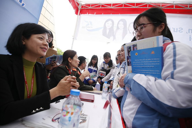 Học sinh trao đổi trực tiếp với các chuyên gia tư vấn của báo Tuổi Trẻ trong chương trình tư vấn tuyển sinh - hướng nghiệp tại Thanh Hóa ngày 12-3 - Ảnh: NAM TRẦN
