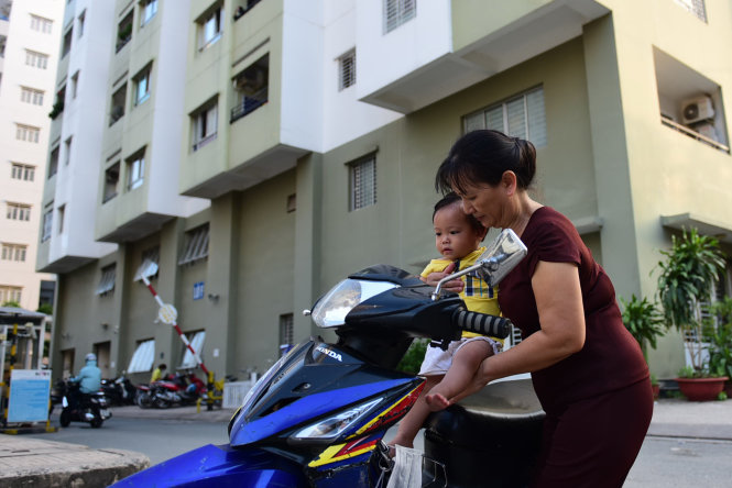Bà Mai, sống tại khu chung cư Him Lam Nam Khánh (Q.8, TP.HCM), hằng ngày vẫn thường đi đón cháu tại một nhà trẻ gần nhà - Ảnh: HỮU THUẬN