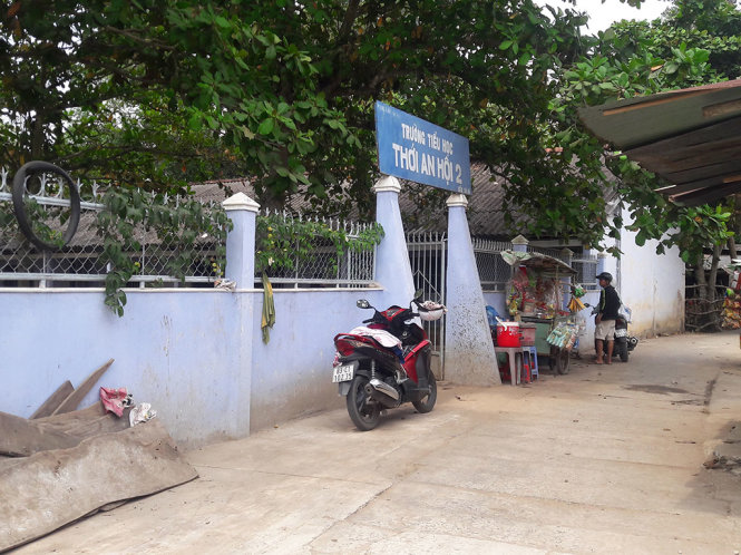 Cổng trường tiểu học Thới An Hội 2, nơi Hạnh Tiên đi học và bị đánh - T. LŨY