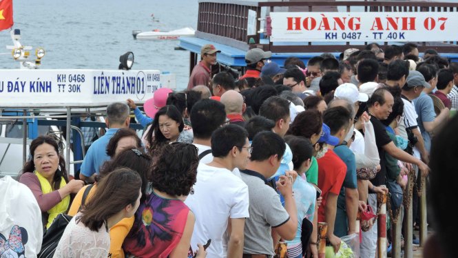 Du khách, hầu hết là khách Trung Quốc, chen chúc tại cầu tàu ở đảo hòn Mun - Ảnh:Thanh Trúc
