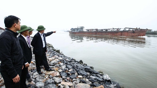 Lãnh đạo các sở ngành của tỉnh Bắc Ninh quan sát một chiếc tàu hút cát đi qua sông Cầu thuộc địa phận huyện Quế Võ (ảnh chụp chiều 16-3)             - Ảnh: Nguyễn Khánh