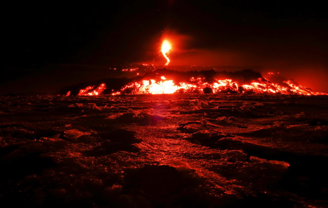 Hình ảnh huyền ảo của núi lửa Etna về đêm - Ảnh: Reuters