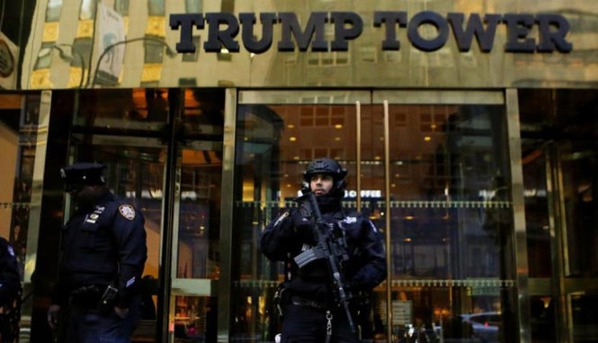 Nhân viên Sở mật vụ Mỹ đứng trước tòa nhà Trump Tower hồi tháng 11-2016 - Ảnh: Reuters