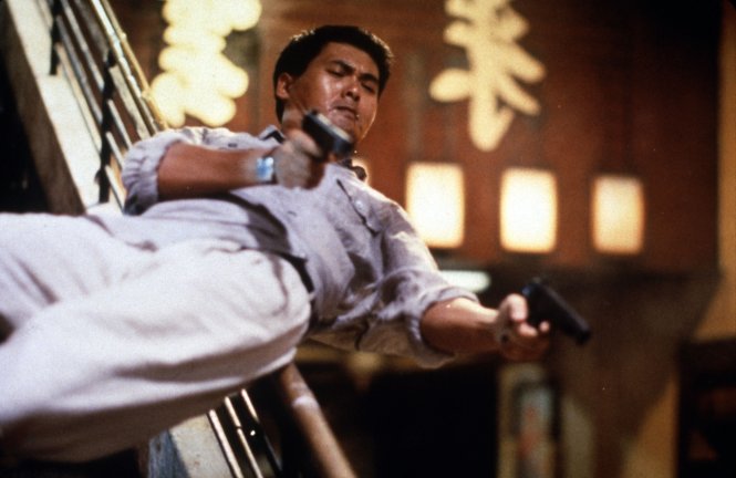 Châu Nhuận Phát có màn đấu súng đầy ấn tượng trong phim Lạt thủ thần thám, đứng vị trí đầu bảng xếp hạng - Ảnh. On.cc
