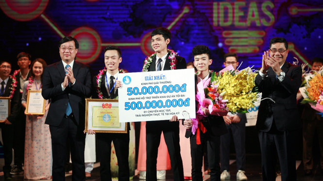 Nhóm sinh viên đến từ Trường ĐH Thái Nguyên với ý tưởng Giải pháp giám sát chất lượng nguồn nước tại Việt Nam xuất sắc giành giải nhất - Ảnh: NAM TRẦN
