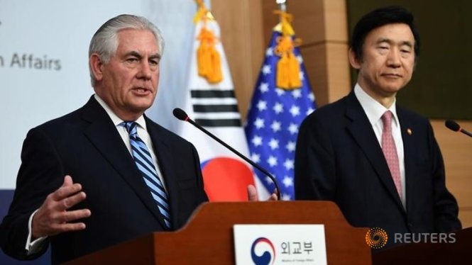 Ngoại trưởng Mỹ Rex Tillerson (trái) phát biểu bên cạnh Ngoại trưởng Hàn Quốc Yun Byung Se trong một cuộc họp báo hôm 17-3 - Ảnh: Reuters