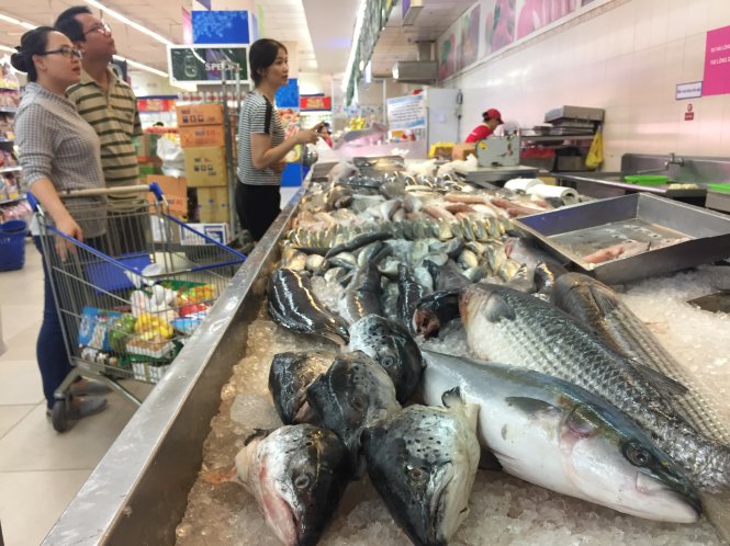 Đầu cá hồi Na Uy và cá cam Nhật được bán tại một siêu thị ở TP.HCM - Ảnh: DUYÊN PHAN