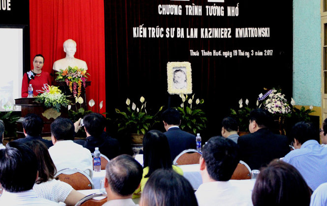Bà Barbara Szymonawska - Đại sứ Đặc mệnh toàn quyền Ba Lan tại Việt Nam phát biểu trong lễ tưởng niệm Kazik tại Huế - Ảnh: XUÂN ĐÀO