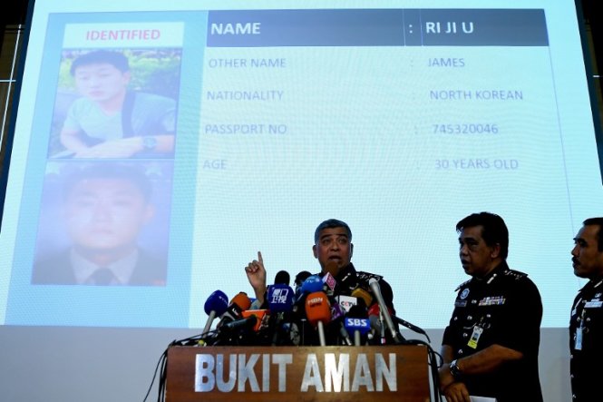 Ông Khalid Abu Bakar - Cảnh sát trưởng Cảnh sát Hoàng gia Malaysia - nói về trường hợp nghi can người Triều Tiên Ri Ji U, trong buổi họp báo tại Kuala Lumpur - Ảnh: AFP