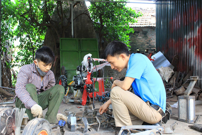 Tạ Đình Huy (phải) đang hướng dẫn cho thanh niên đến xin học nghề - Ảnh: HÀ THANH