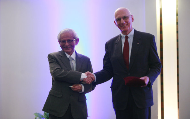 GS. Michel Zink, thư ký trọn đời Viện Văn Khắc và Mỹ Pháp trao danh hiệu vinh danh cho GS. Phan Huy Lê -Ảnh: NAM TRẦN