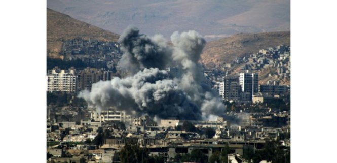 Khu vực Qaboun ở đông bắc thủ đô Damascus do lực lượng nổi dậy kiểm soát đã bị quân đội chính phủ ném bom liên tục nhiều tuần qua - Ảnh: AFP