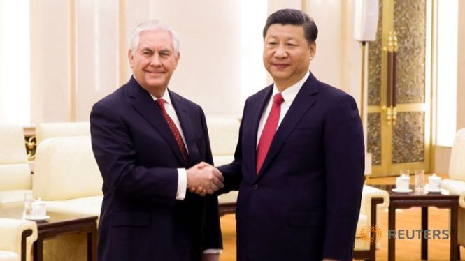 Chủ tịch Trung Quốc Tập Cận Bình (phải) bắt tay với Ngoại trưởng Mỹ Rex Tillerson tại Đại lễ đường Nhân dân ở Bắc Kinh hôm 19-3 - Ảnh: Reuters