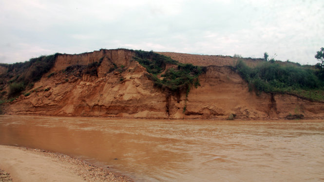 Hai bên bờ sông Hiếu, đoạn chảy qua xã Nghĩa Thịnh bị sạt lở nghiêm trọng