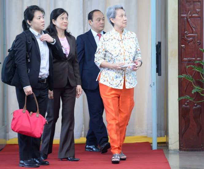 Phu nhân Thủ tướng Lý Hiển Long bà Hà Tinh (phải) với trang phục hiện đại nhưng giản dị tại Hội trường Thống Nhất TP.HCM - Ảnh: THUẬN THẮNG
