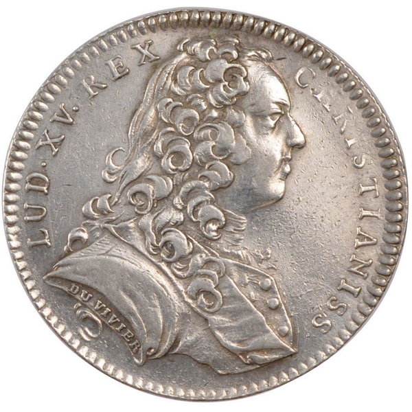 Một đồng tiền chạm nổi gương mặt trông nghiêng của vua Louis 15 do AIBL thiết kế - Ảnh: ebay