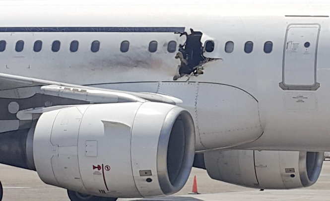 Một lỗ thủng lớn bên sườn máy bay khi một laptop chứa đầy thuốc nổ phát nổ sau khi cất cánh rời khỏi Mogadishu, Somalia năm ngoái - Ảnh: AP