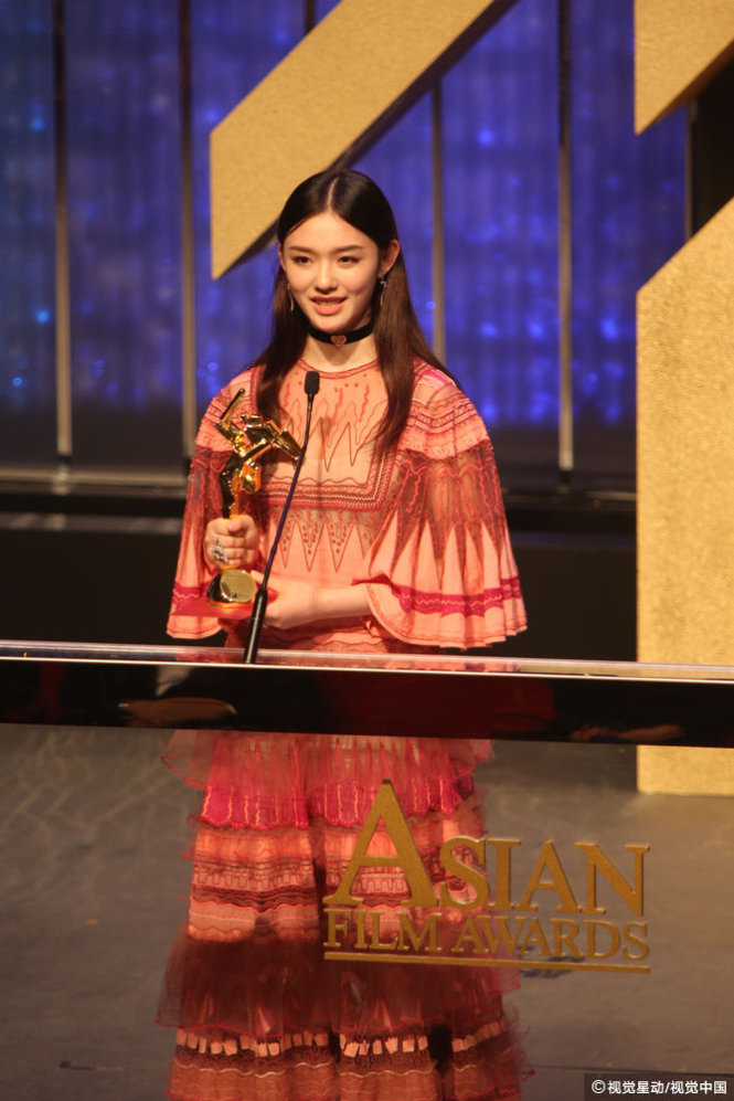 Lâm Doãn lọt vào danh sách đề cử Diễn viên triển vọng với bộ phim Nàng tiên cá, nhưng lại ra về với giải thưởng đặc biệt của ban giám khảo - Giải thưởng Asian nhảy vọt - Ảnh: Sina