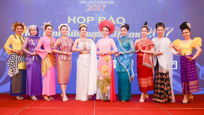 Các người đẹp trong trang phục truyền thống 10 nước ASEAN -  Ảnh: Q.N.hoa