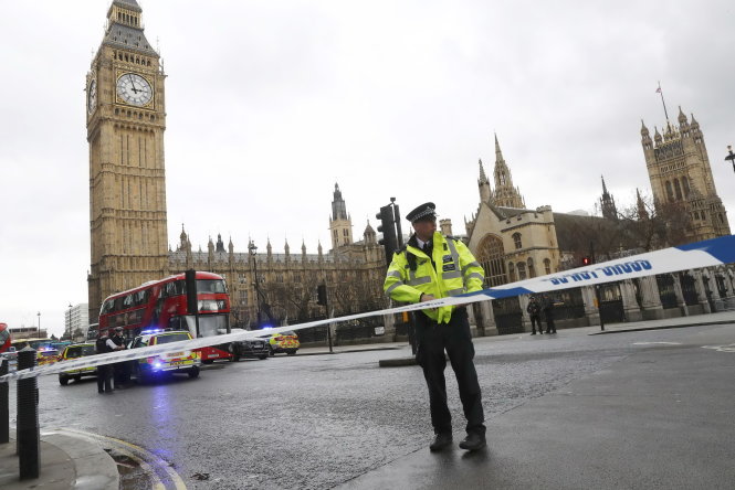 Cảnh sát lập vành đai bảo vệ ở Quảng trường Quốc hội tại London ngày 22-3 - Ảnh: Reuters